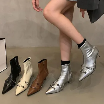 Novost zime 2023 godine, ženske čizme s trendi zakovicama i oštrim vrhom, ženske cipele Chelsea na tankom niske pete, Kratke crne cipele