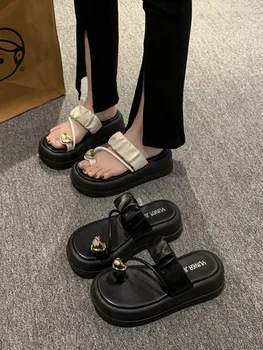 Kućne papuče; ženske cipele na platformu; japanke; trendy ženske cipele na stanu petu 2023 godine; luksuzan скандальные cipele od umjetne kože u rimskom stilu; papuče na petu Luxu
